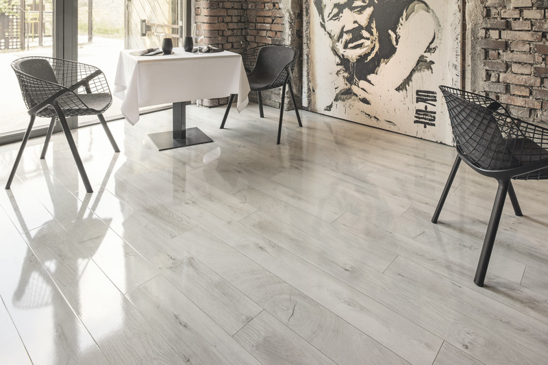 Fresco Snow tölgy magasfényű, fózolt laminált padló 8mm - Image 3